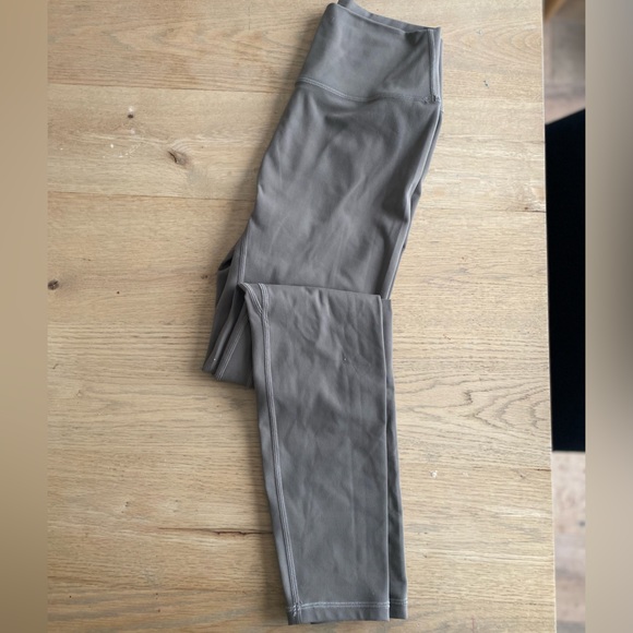 Azur Classic Fit High-waisted leggings. Size M. Excellent Condition. - Picture 4 of 6